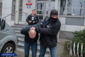 Grupa przestępcza rozbita! Wyłudzili 120 milionów złotych podatku VAT fikcyjnie sprzedając olej rzepakowy! 