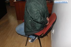 [VIDEO] Legniccy policjanci zatrzymali oszusta podającego się za „adwokata”, który próbował wyłudzić pieniądze od seniora