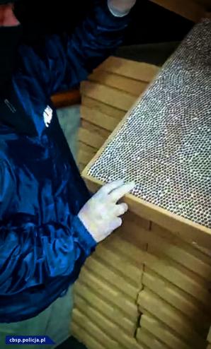 [VIDEO] Do zlikwidowanej przez CBŚP i KAS fabryki papierosów można było się dostać tylko ukrytą windą