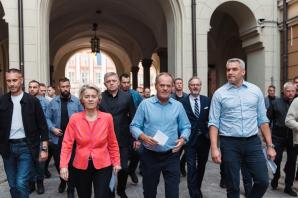 [VIDEO] O 20 mld zł z Funduszy Europejskich na odbudowę na spotkaniu we Wrocławiu z Przewodniczącą Komisji Europejskiej Ursula von der Leyen, Kanclerzem Austrii Karl Nehammer oraz Premierami Czech Petr Fiala i Słowacji Robert Fico rozmawiał Premier RP