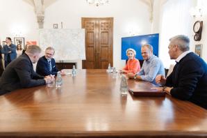 [VIDEO] O 20 mld zł z Funduszy Europejskich na odbudowę na spotkaniu we Wrocławiu z Przewodniczącą Komisji Europejskiej Ursula von der Leyen, Kanclerzem Austrii Karl Nehammer oraz Premierami Czech Petr Fiala i Słowacji Robert Fico rozmawiał Premier RP