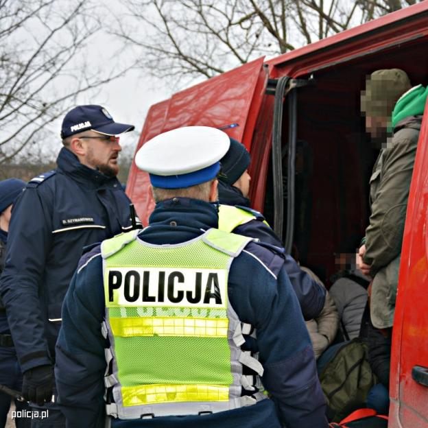 Policjanci z drogówki zatrzymali busa na niemieckich tablicach z nielegalnymi imigrantami z Syrii i Jemenu. Jechał od granicy z Litwą
