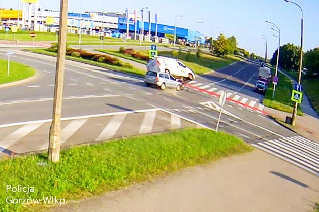 [VIDEO] Nawet nie hamował. Nietrzeźwy kierowca wjechał w busa